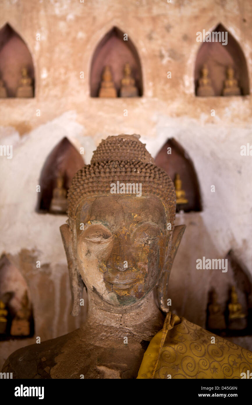 Buddha-Statue im Kreuzgang des Wat Si Saket, in Vientiane, Laos gefunden Stockfoto