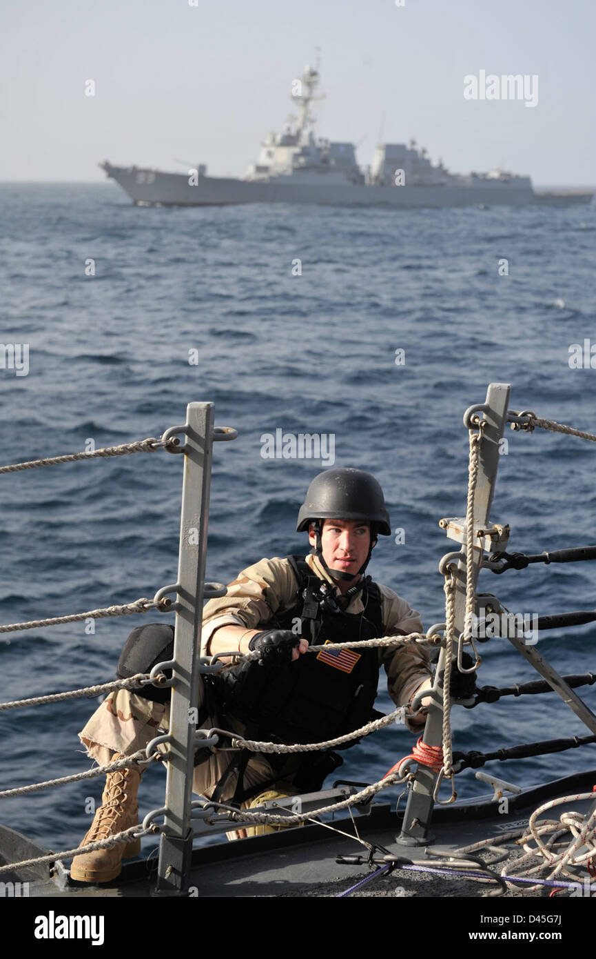 Ein Matrose klettert an Bord USS Jason Dunham während einer Übung. Stockfoto