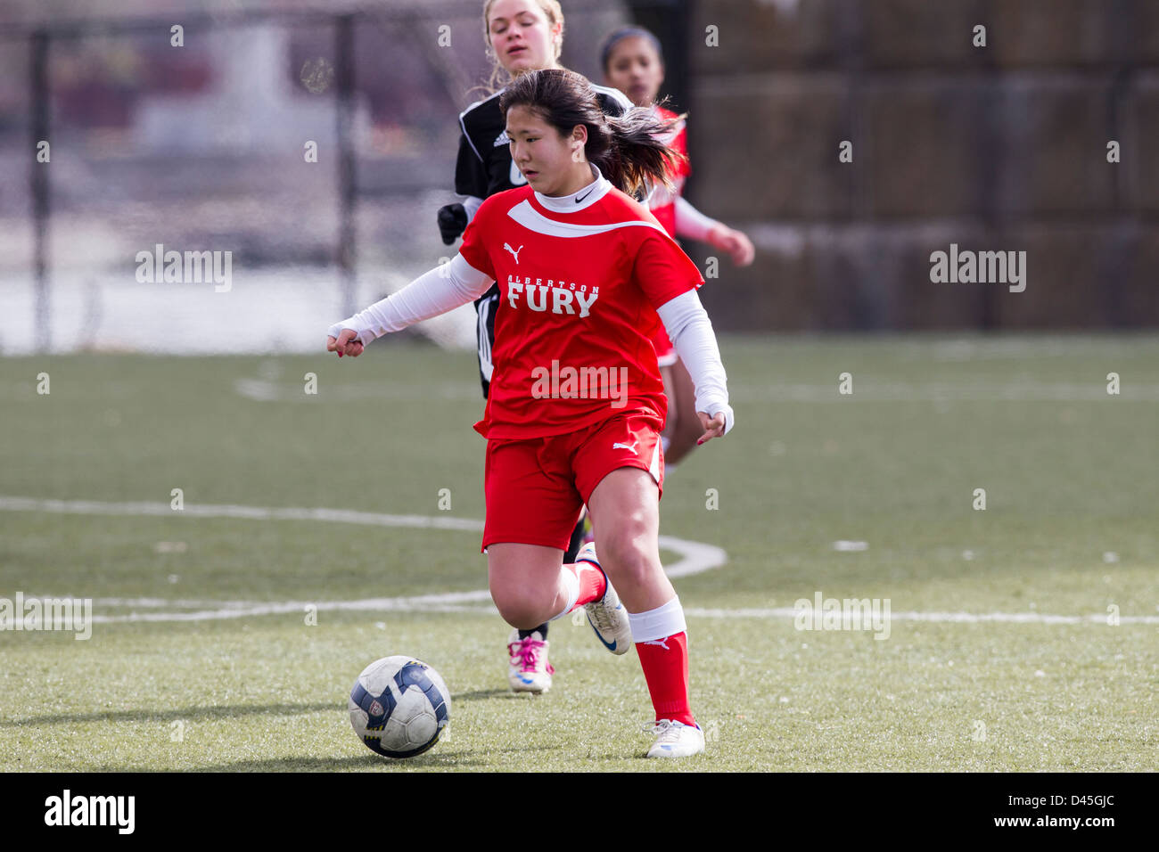 Teenager-Mädchen-Fußball-Aktion. Stockfoto