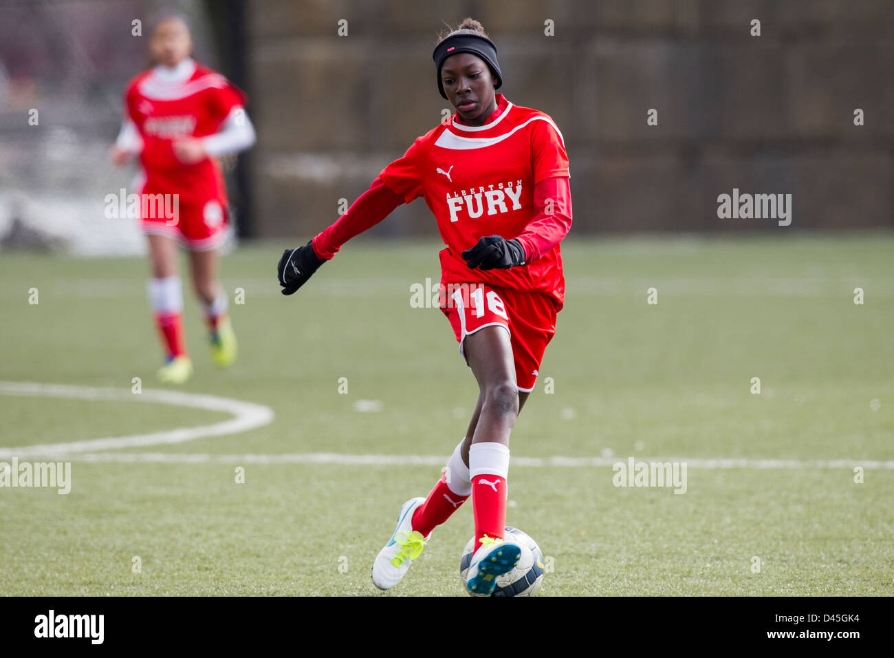 Teenager-Mädchen-Fußball-Aktion. Stockfoto