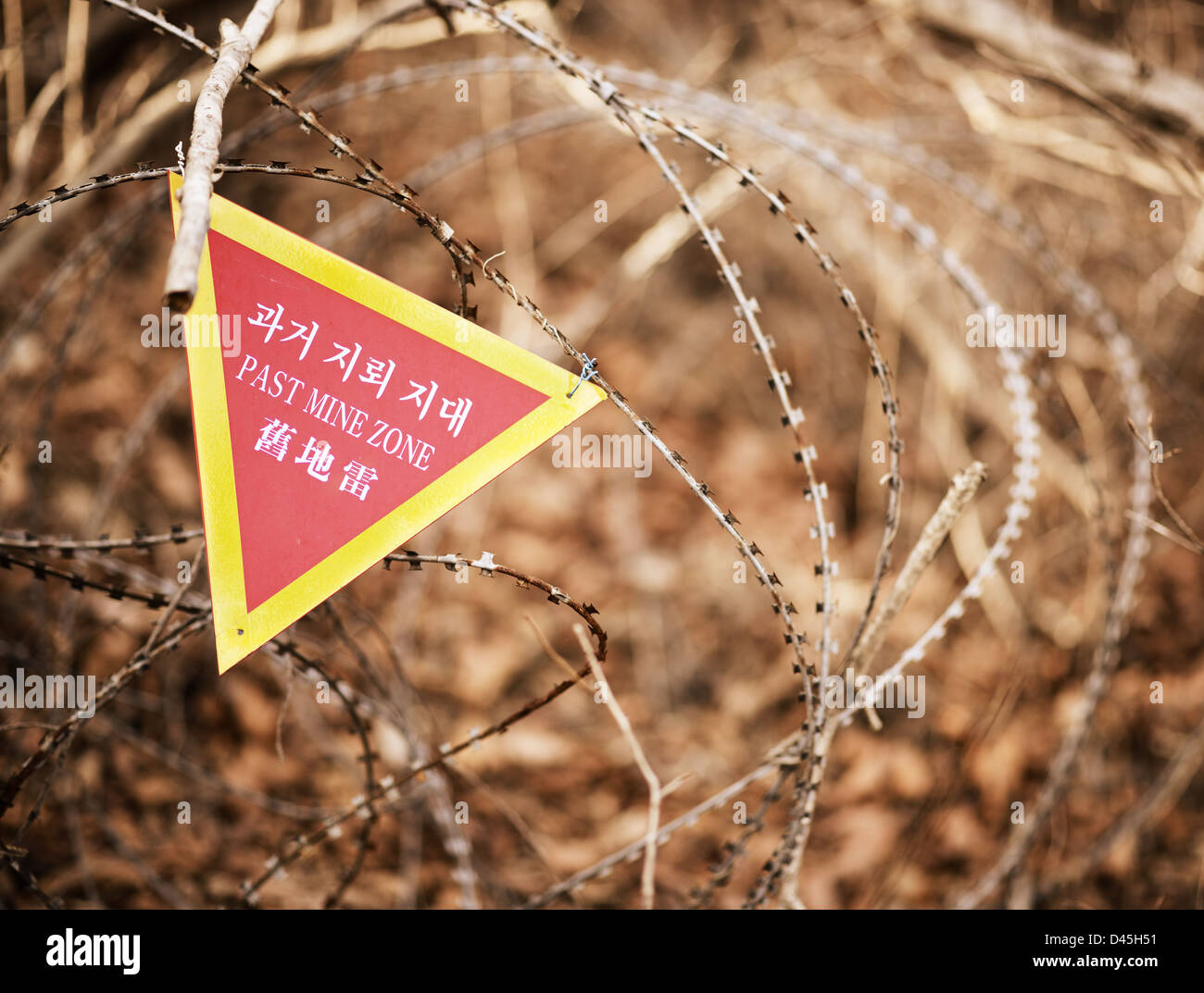 Ein Schild am Ende einer Landmine Zone in Südkorea, eine schmerzliche Erinnerung an den ungelösten Konflikt zwischen den Koreas. Stockfoto