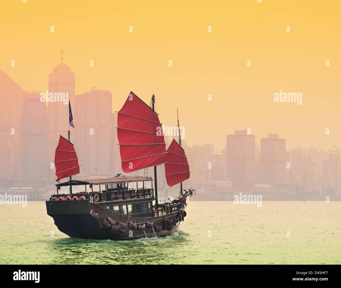 Einer traditionellen Dschunke Segeln in Victoria Harbour in Hongkong. Stockfoto