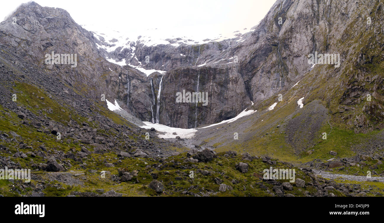 Nachschlagen der Seitenwand gerade westlich von dem Hause Tunnel, Highway 94, auf der Strecke von Te Anau zum Milford Sound, Fiordland Nation Stockfoto