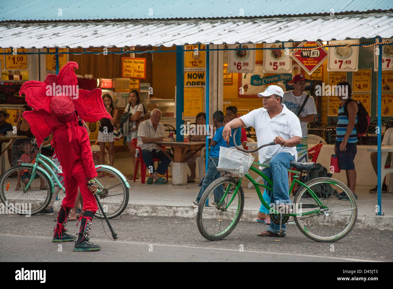 Teufel / diablo mit einer Peitsche auf der Straße während des Karnevals in Panama als Zuschauer zu verspotten. Stockfoto