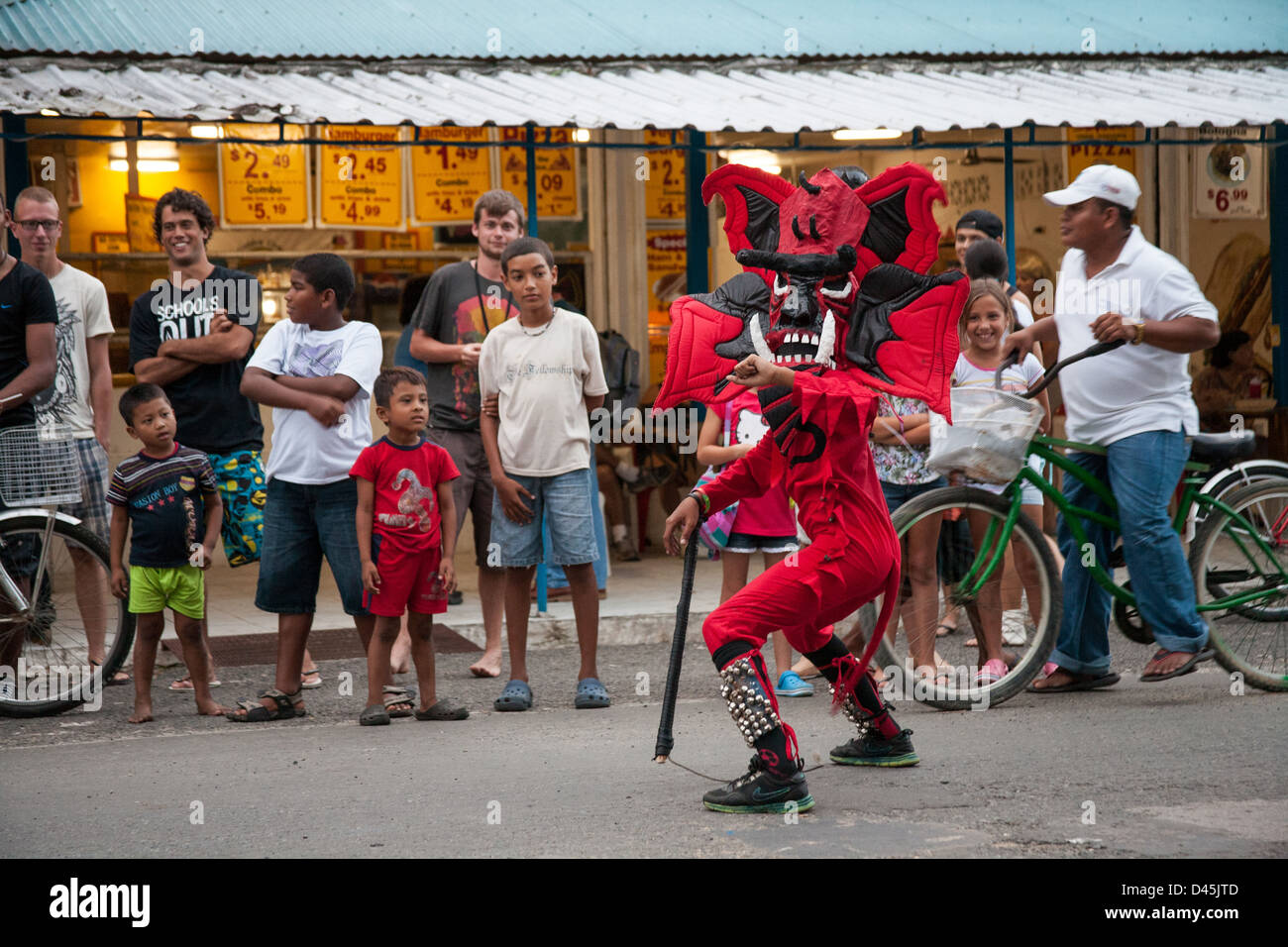 Teufel / diablo mit einer Peitsche auf der Straße während des Karnevals in Panama. Stockfoto
