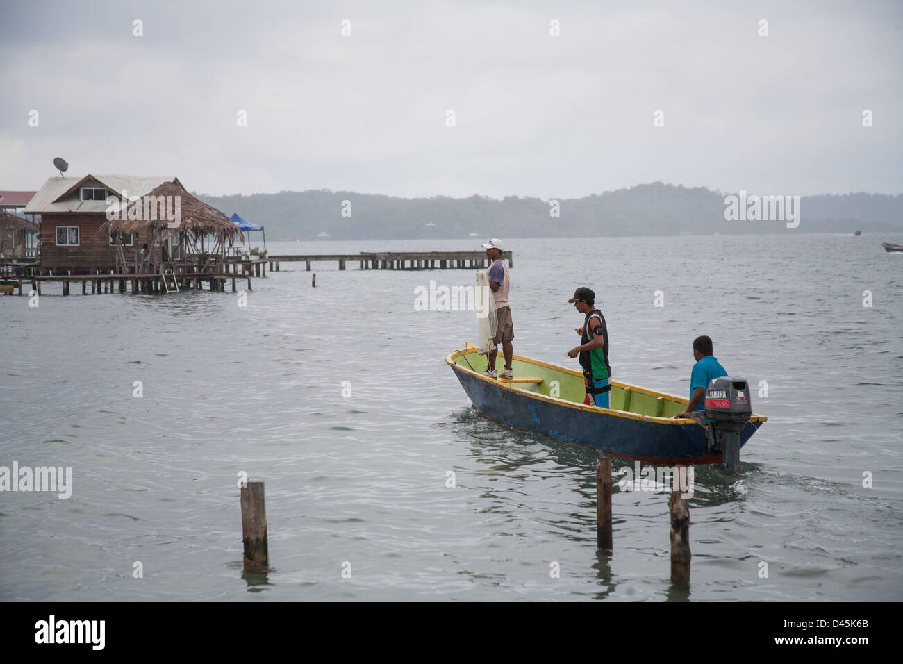 Panamanians Angeln von einem Boot in der Nähe der Ufer des Carenero Insel. Stockfoto