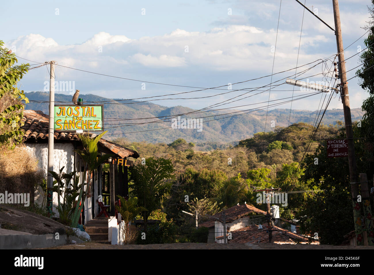 Gebäude in einen alltäglichen Straßenbild in die koloniale Stadt Suchitoto in El Salvador Stockfoto