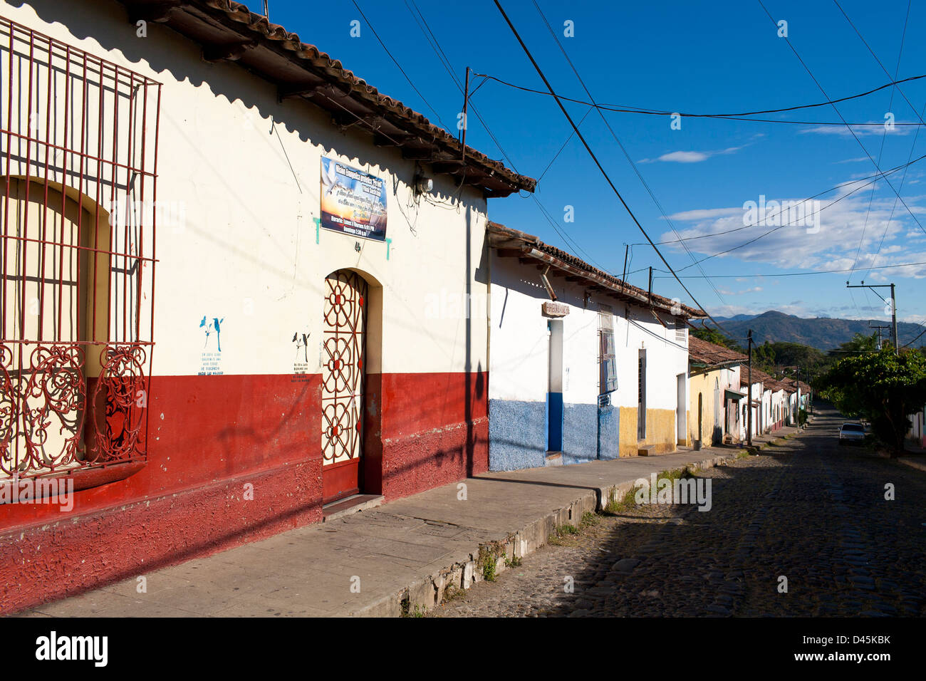 Gebäude in einen alltäglichen Straßenbild in die koloniale Stadt Suchitoto in El Salvador Stockfoto