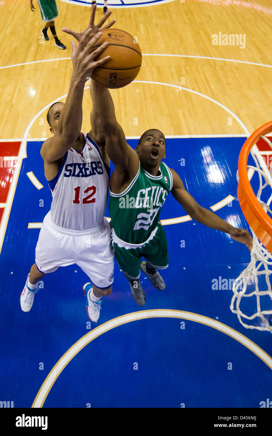 Philadelphia, USA. 5. März 2013: Philadelphia 76ers kleinen Vorlauf Evan Turner (12) und Boston Celtics shooting Guard Jordan Crawford (27) gehen für die Erholung während der NBA-Spiel zwischen den Boston Celtics und die Philadelphia 76ers im Wells Fargo Center in Philadelphia, Pennsylvania. Die Boston Celtics schlagen die Philadelphia 76ers, 109-101. Stockfoto