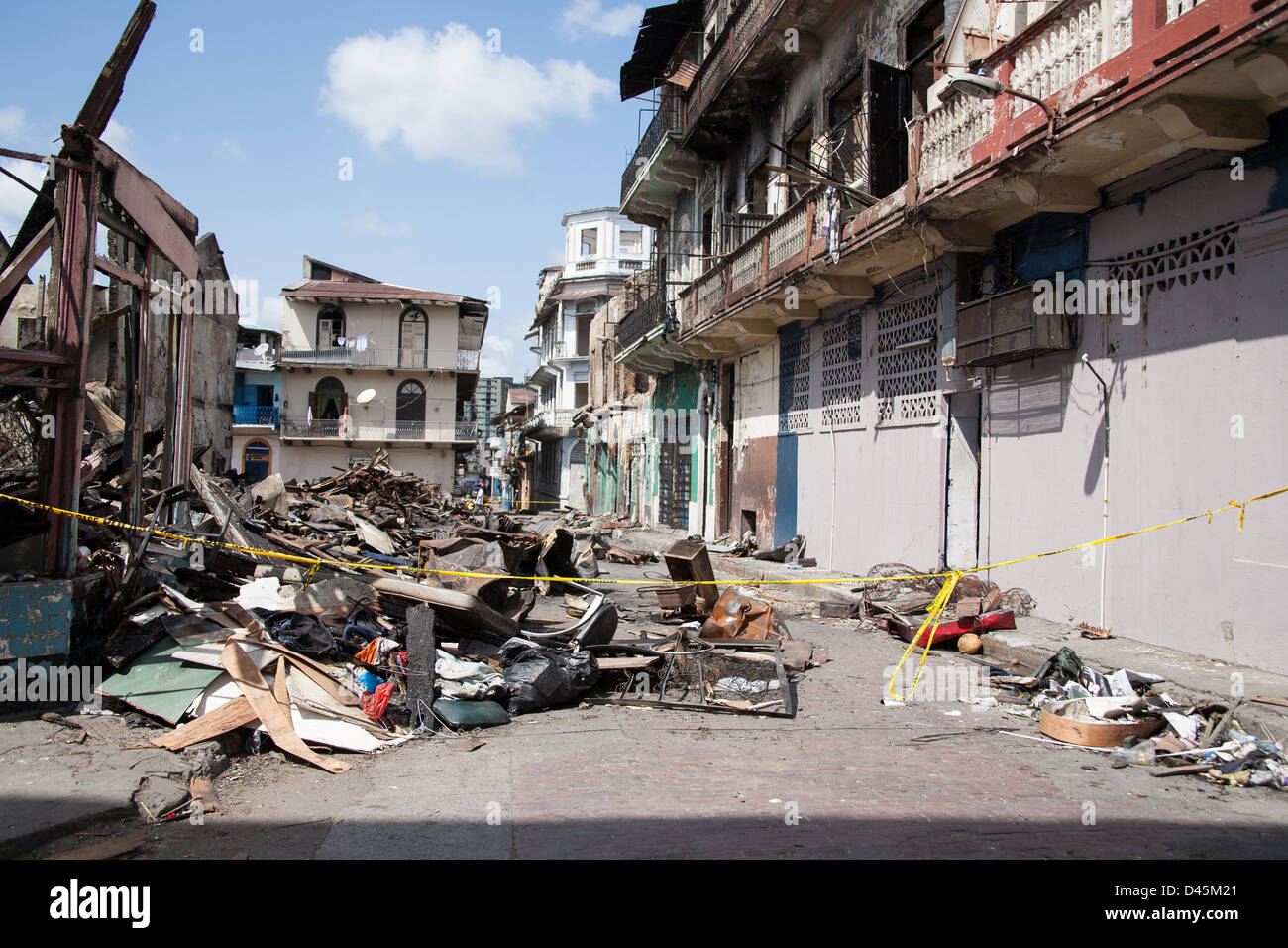 Bauschutt in einer Gasse in der Nähe von heruntergekommenen Gebäuden im Casco Viejo Viertel von Panama-Stadt. Stockfoto