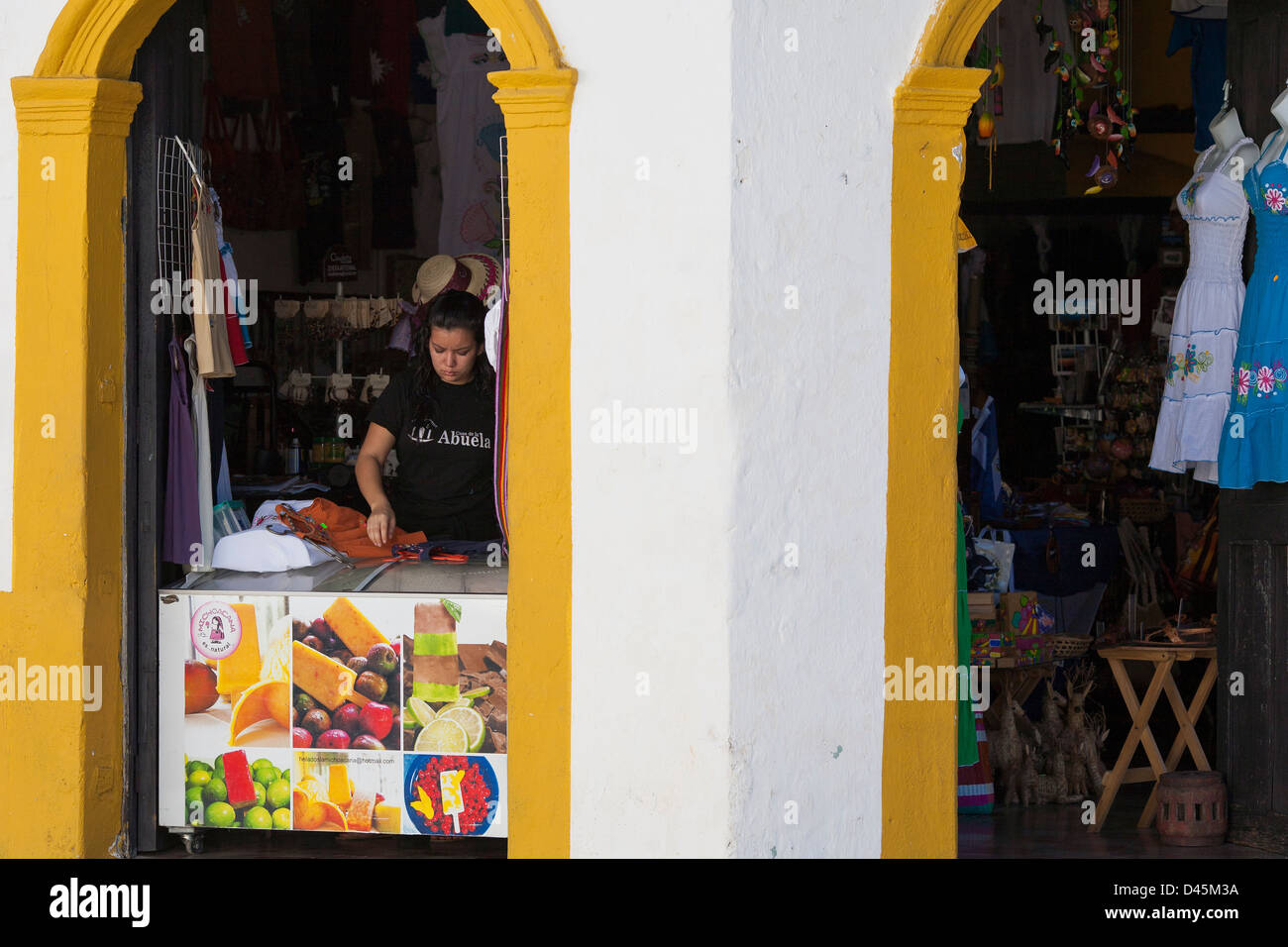 Ein Shop und ein Café Eis zu verkaufen. Eine alltägliche Straßenszene in der kolonialen Stadt Suchitoto in El Salvador. Stockfoto