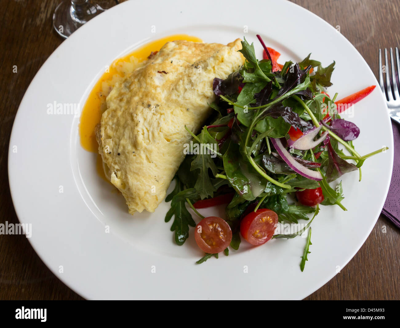 Mittagessen mit Käse und Tomaten Omelette und Salat Stockfoto