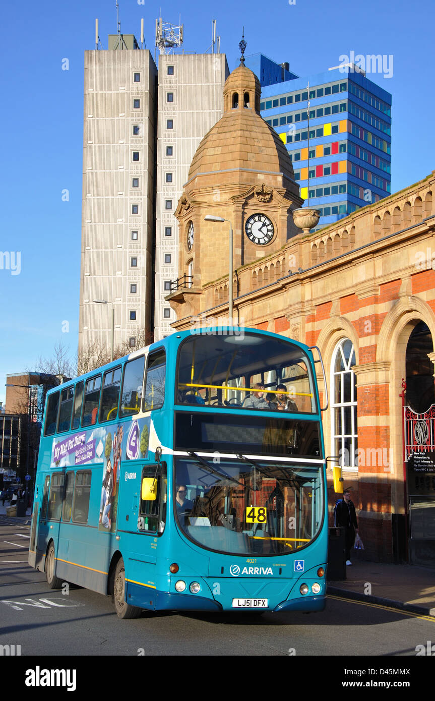 Arriva-Doppeldecker-Bus Reisen mit Eingang nach Leicester Bahnhof, England, UK Stockfoto
