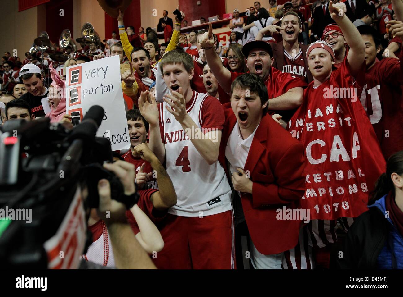 Bloomington, Indiana, USA. 5. März 2013. Indiana Hoosiers Fans jubeln bei einem NCAA Basketball-Spiel zwischen Ohio State University und der Indiana University in der Assembly Hall in Bloomington, Indiana. Ohio State verärgert #2 Indiana 67 58. Stockfoto