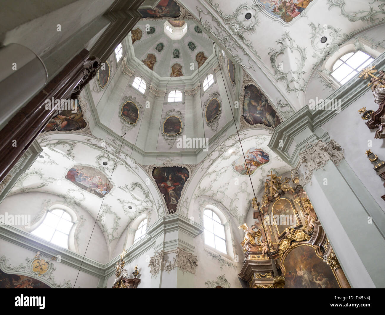 Kuppel und Laterne über dem Altar. Die hohe weiße Kuppel über dem Altar in St. Peter hat seine romanischen Knochen bedeckt mit Rokoko Stockfoto