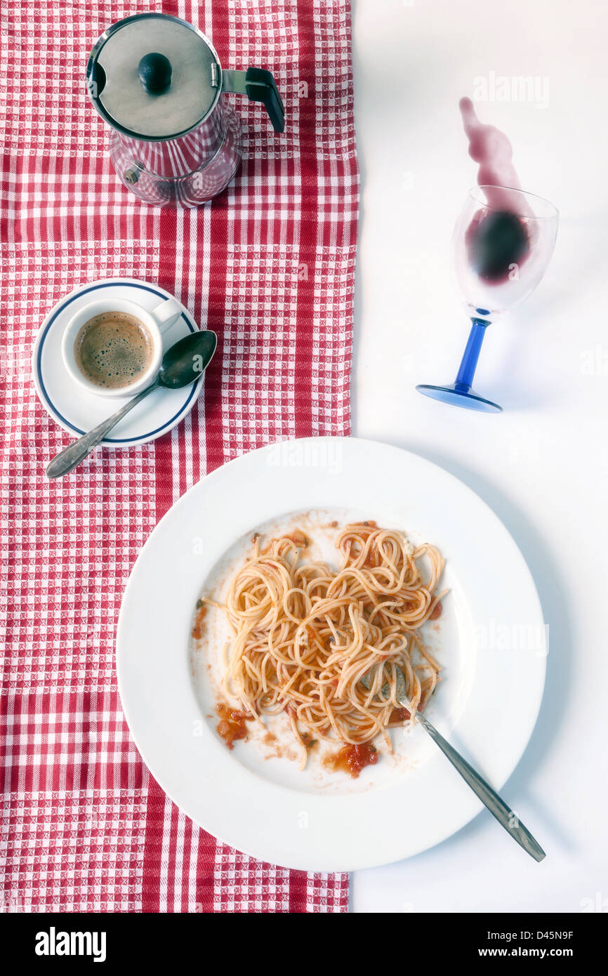 italienischer Esstisch - Spaghetti, Espresso und Rotwein Stockfoto
