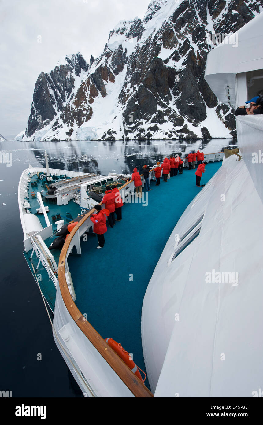 Passagiere mit Blick auf die Schönheit des Lemaire Kanals in der Antarktis vom Deck eines Kreuzfahrtschiffes Stockfoto