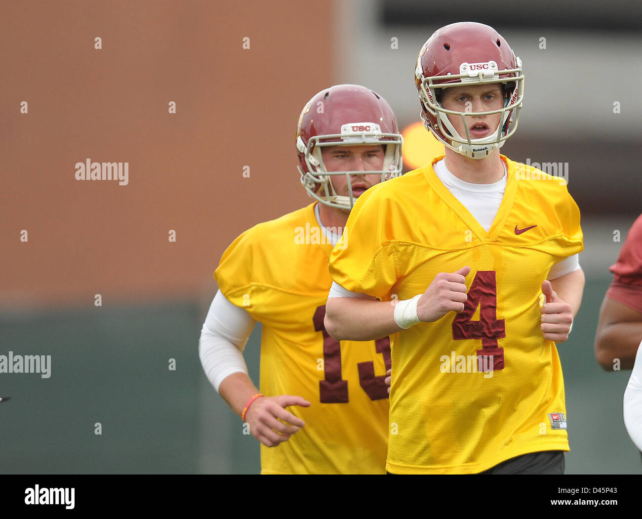 Los Angeles, Kalifornien, USA. 5. März 2013. Die Trojaner eröffnet Frühling Praxis Dienstag und waren auf dem Feld etwa 21/2 Stunden. Sophomore quarterbacks (6) Cody Kessler und (13) Max Wittek nahm den Großteil der Schnappschüsse, aber die Trojaner wirkten auch Neuling (4) Max Browne, der Sammamish, WA (Skyline HS), die früh Abitur um Spring Ball spielen. Die USC Trojans bekommt Fußballprogramm im Gange, wie die Trojaner-Fußball-Nationalmannschaft, führt seine ersten Frühling Praxis mit Wiedereinsteiger und Neulinge, wie sie zum s neu einstellen Stockfoto