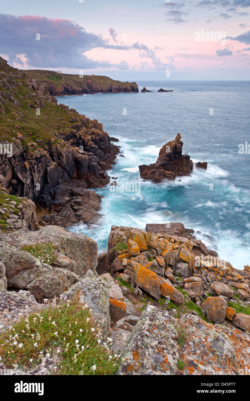 Pedn-Männer-Du Blick über Gamper Bucht mit Mayon Cliffs und The Irish Lady in Richtung Lands End bei Sonnenaufgang. Stockfoto