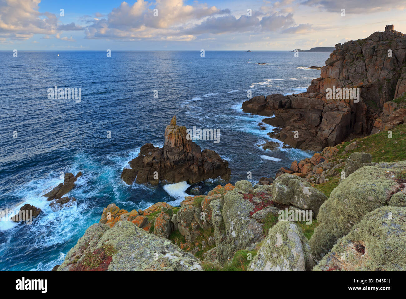 Pedn-Männer-du und die Iren-Dame, Blick auf das Meer in Richtung Cape Cornwall und das Brisons Stockfoto
