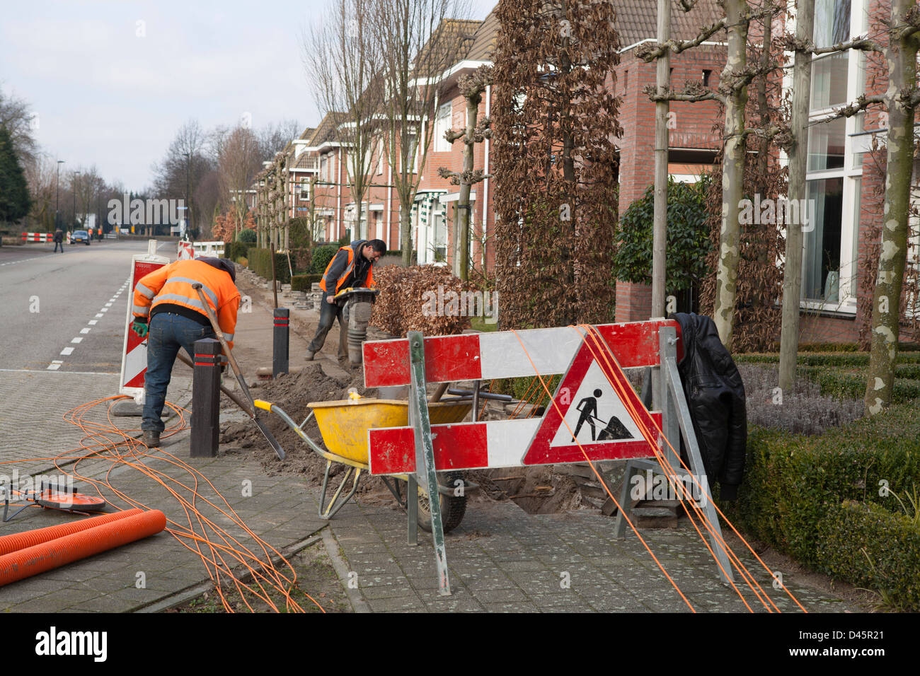 Polnischen Wanderarbeitnehmer die Erdarbeiten für den Bau einer Glasfaser Infrastruktur in Niederlande Stockfoto