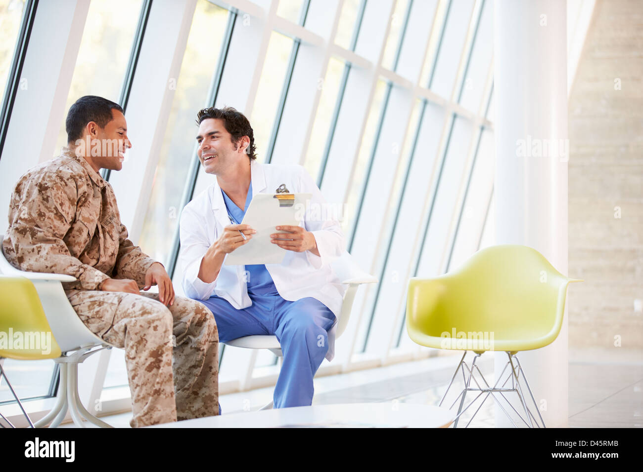 Arzt Beratung Soldaten leiden unter Stress Stockfoto