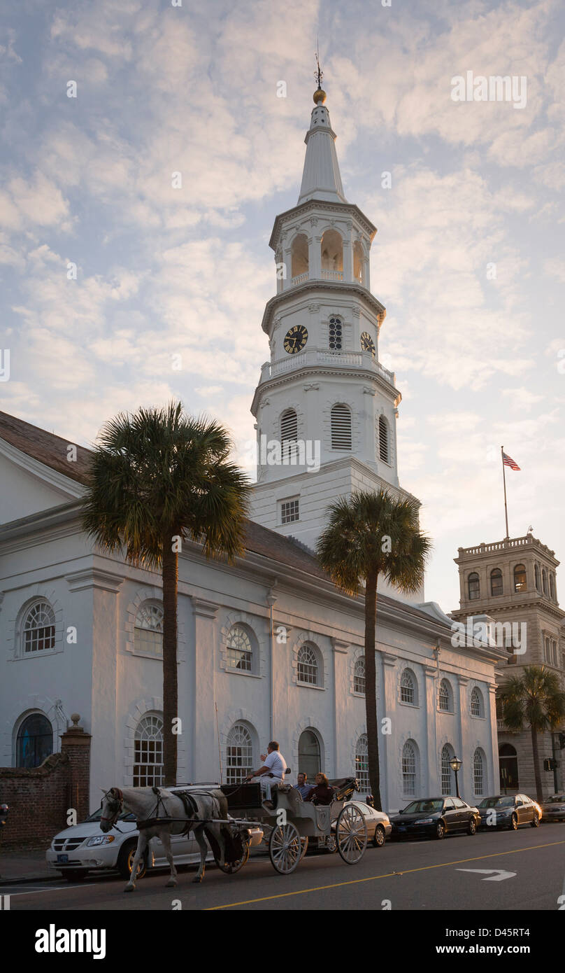 Historische Pferdekutsche Kutschenfahrt vor St. Michael Episcopal Church, Charleston, South Carolina, USA Stockfoto