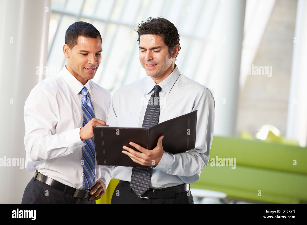 Zwei Geschäftsleute mit informellen Treffen im modernen Büro Stockfoto