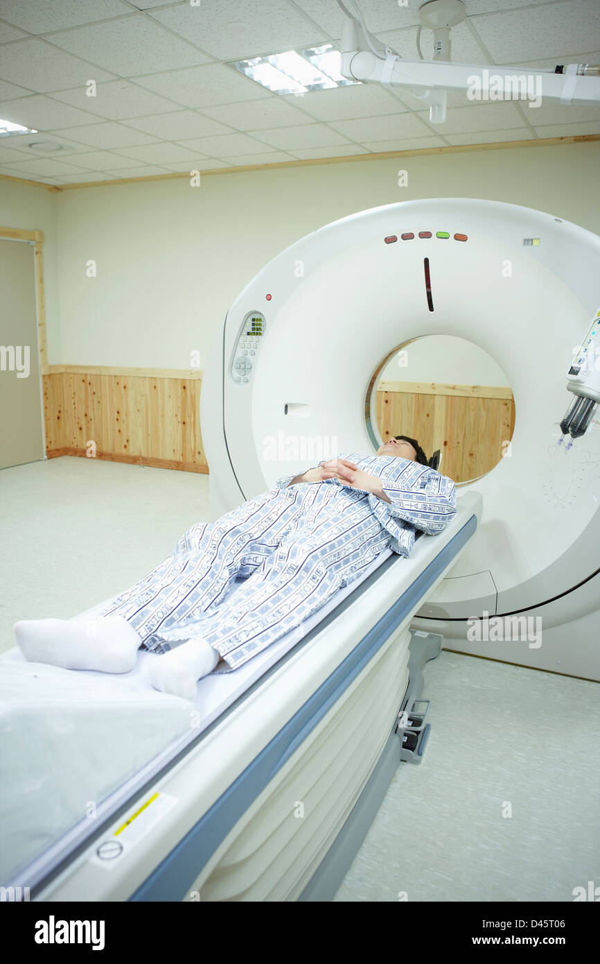 ein Patient auf CT-Scannerbett liegend Stockfoto