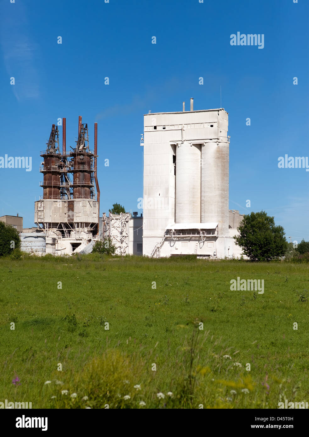Alte kleine Zementwerke in ländlichen Gebieten, Russland in Betrieb Stockfoto