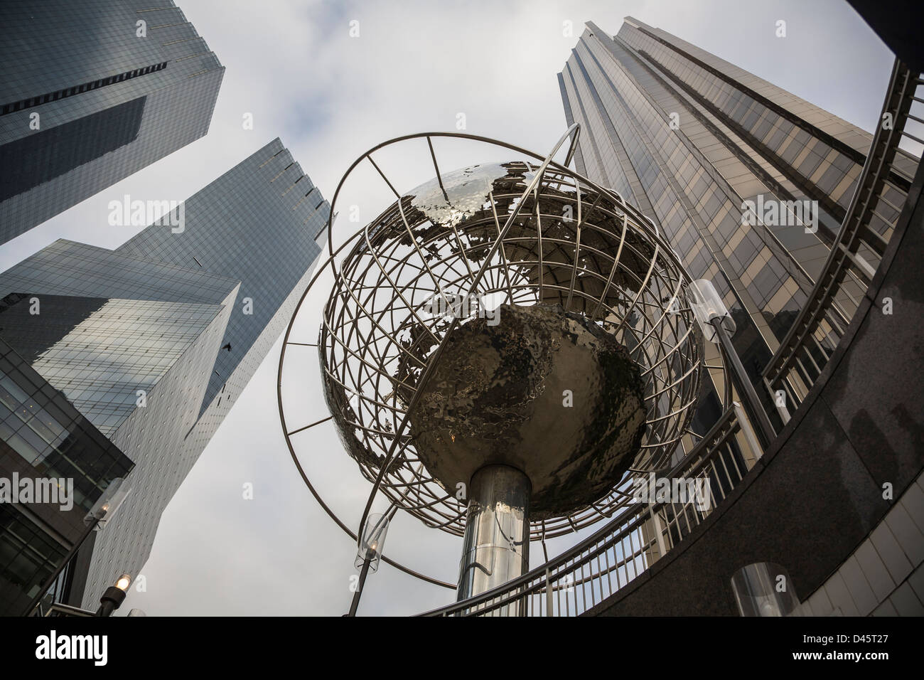 Kugel-Skulptur, Time Warner Center und Trump Tower am Columbus Circle, Manhattan, New York City, New York, USA Stockfoto