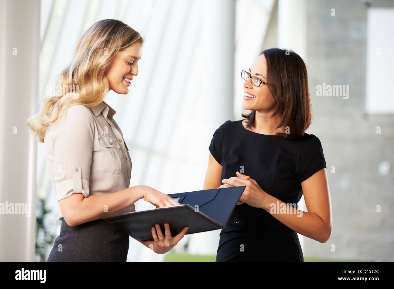 Zwei Geschäftsfrauen mit informellen Treffen im modernen Büro Stockfoto