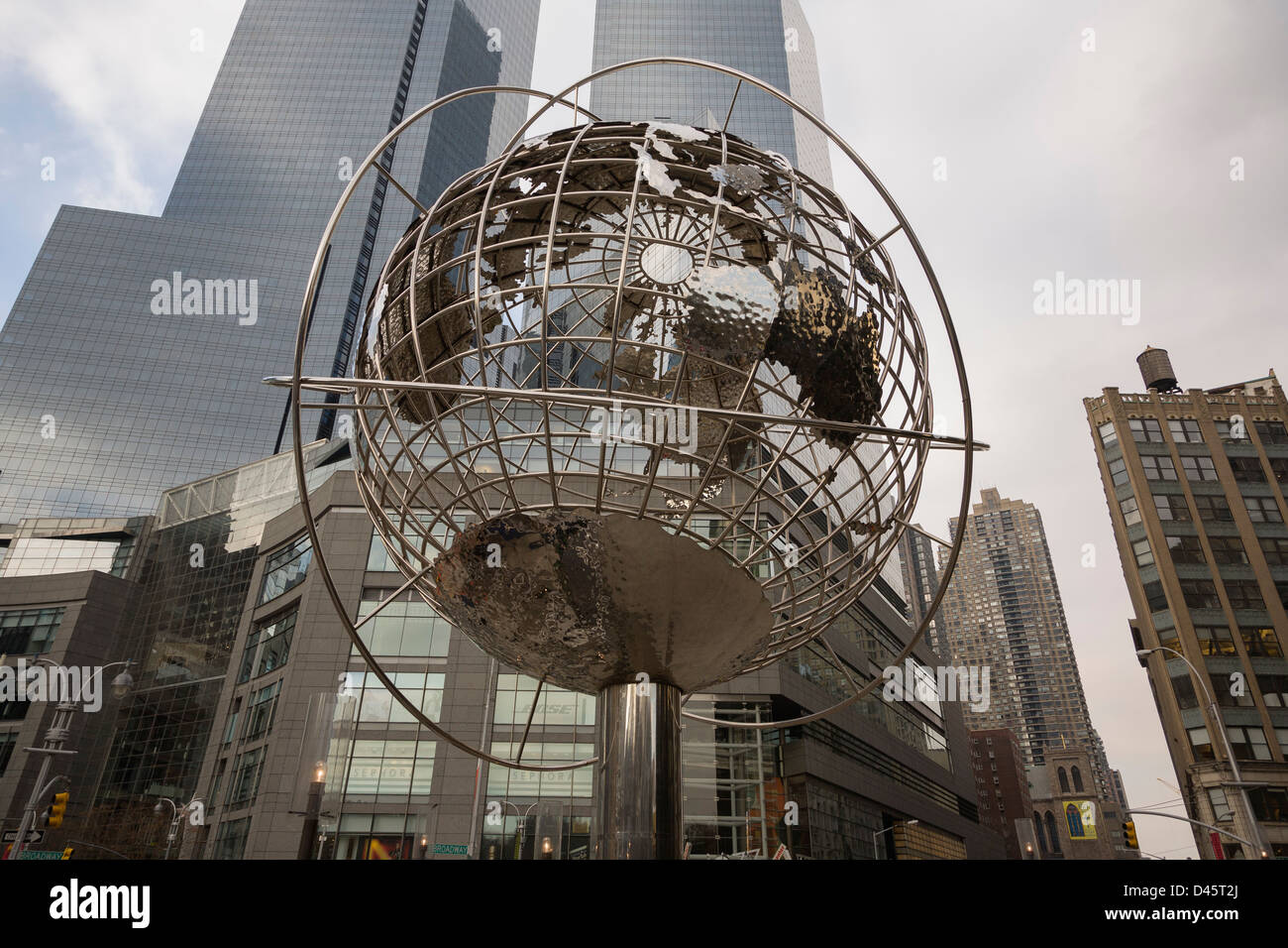 Time Warner Center und Globe Skulptur am Columbus Circle, Manhattan, New York City, New York, USA Stockfoto