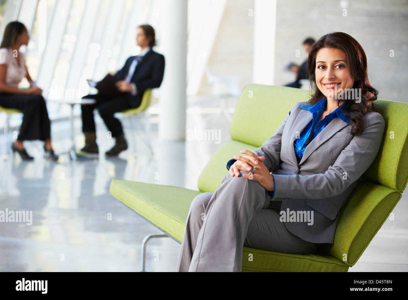 Porträt der Geschäftsfrau auf Sofa im modernen Büro Stockfoto