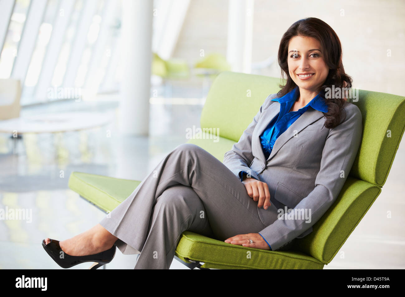Porträt der Geschäftsfrau auf Sofa im modernen Büro Stockfoto