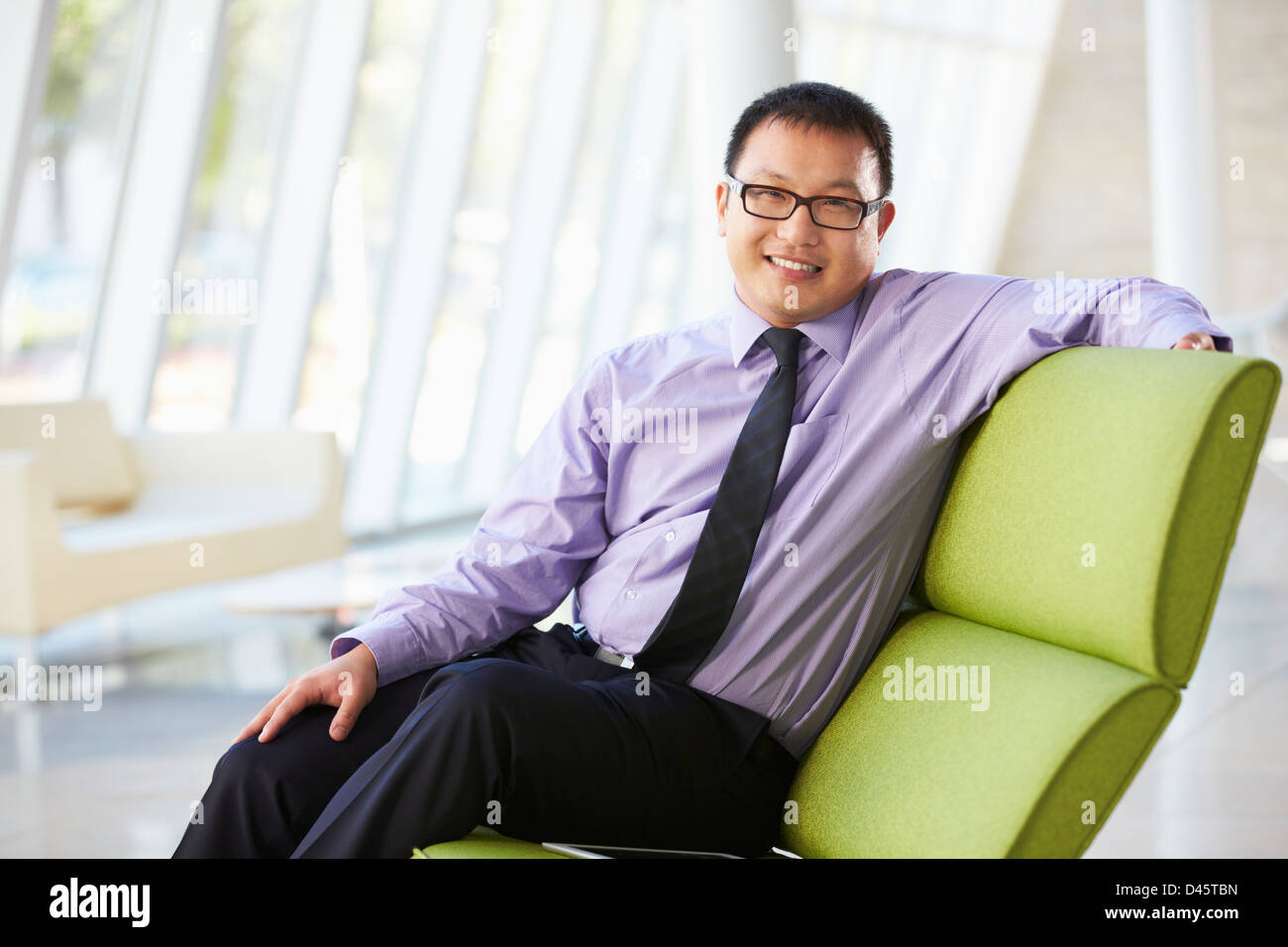 Porträt der Geschäftsmann auf Sofa im modernen Büro Stockfoto