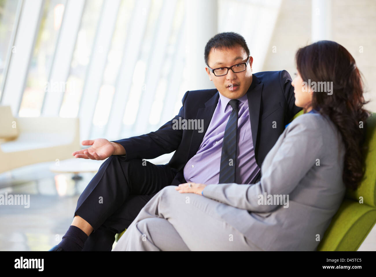 Geschäftsleute auf Sofa im modernen Büro Stockfoto