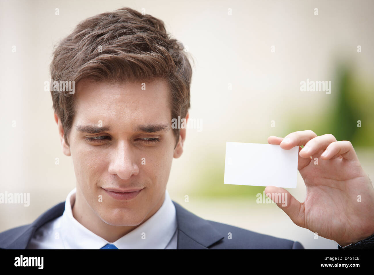 eine westliche Geschäftsmann hält eine Visitenkarte Stockfoto