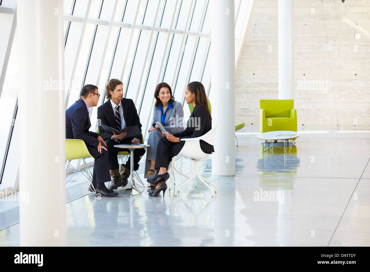 Geschäftsleute treffen im modernen Büro Stockfoto