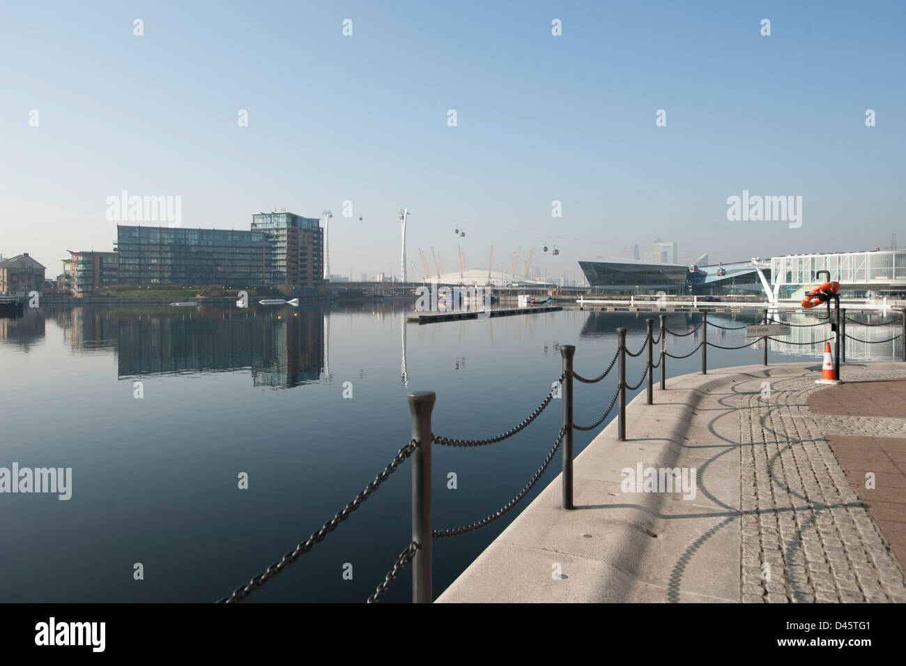 Royal Victoria Docks in Ost-London mit der Emirates Air Line-Seilbahn Stockfoto