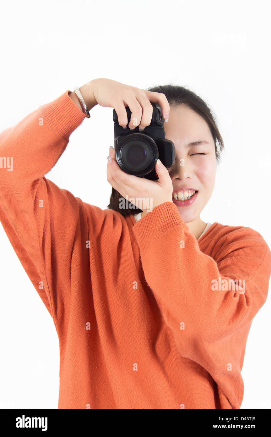 Fotografin im Studio mit einer Kamera. Stockfoto