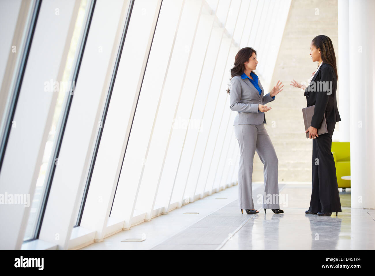 Zwei Geschäftsfrauen mit informellen Treffen im modernen Büro Stockfoto