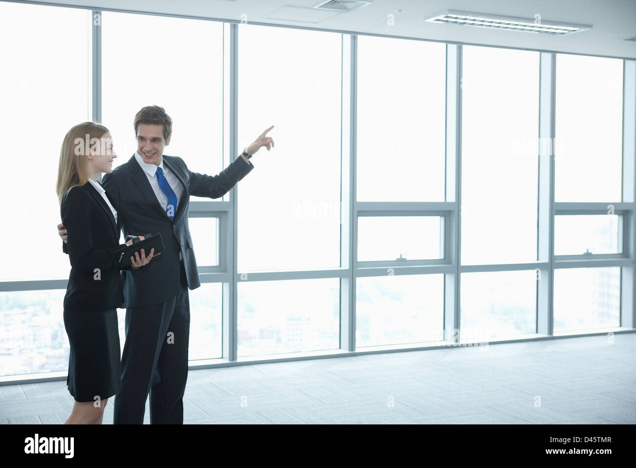 Geschäftsmann und Frau diskutieren in einem Gebäude Stockfoto