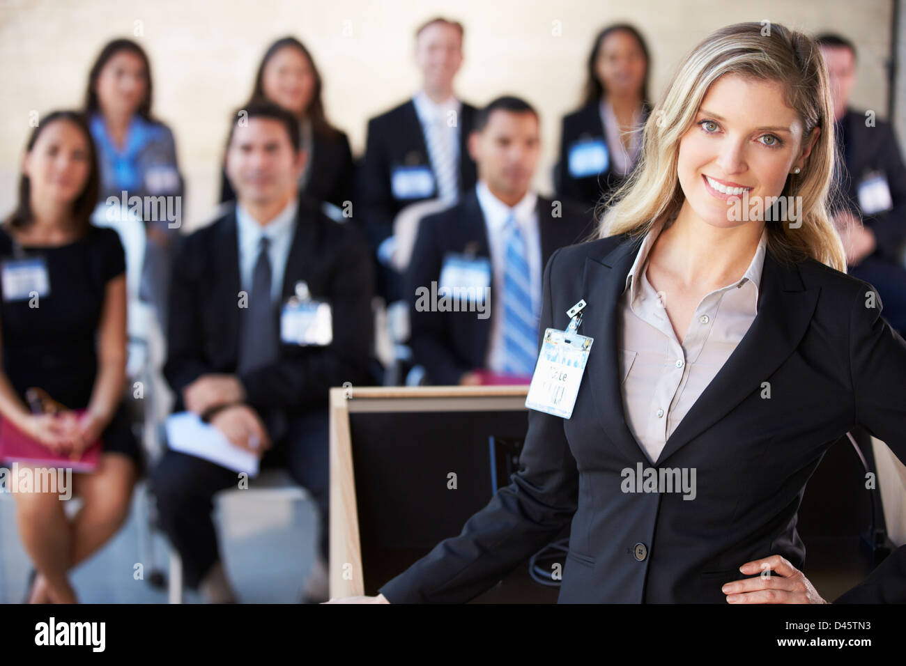 Geschäftsfrau liefern Präsentation auf der Konferenz Stockfoto