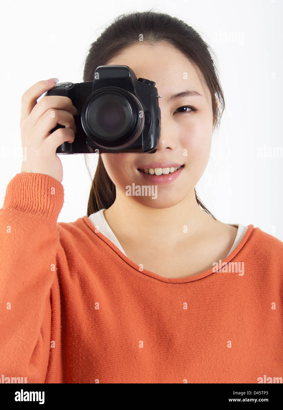 Fotografin im Studio mit einer Kamera. Stockfoto