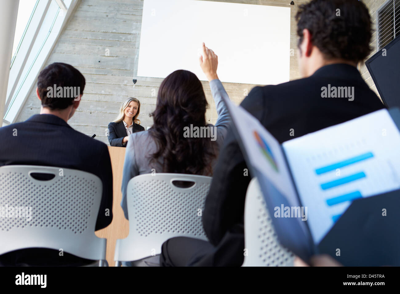 Geschäftsfrau liefern Präsentation auf der Konferenz Stockfoto