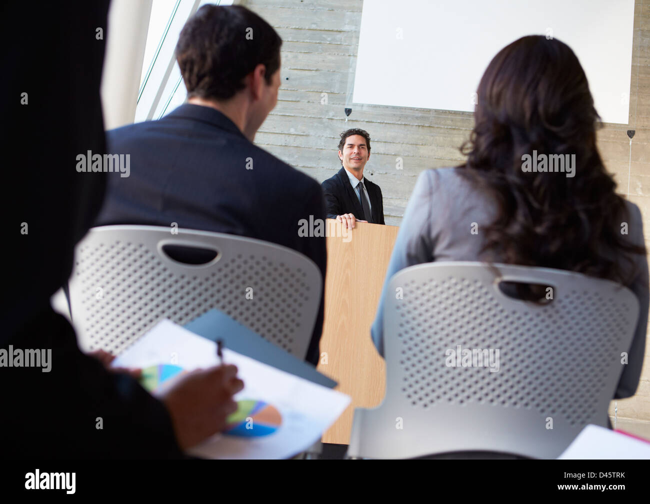Geschäftsmann liefern Präsentation auf der Konferenz Stockfoto