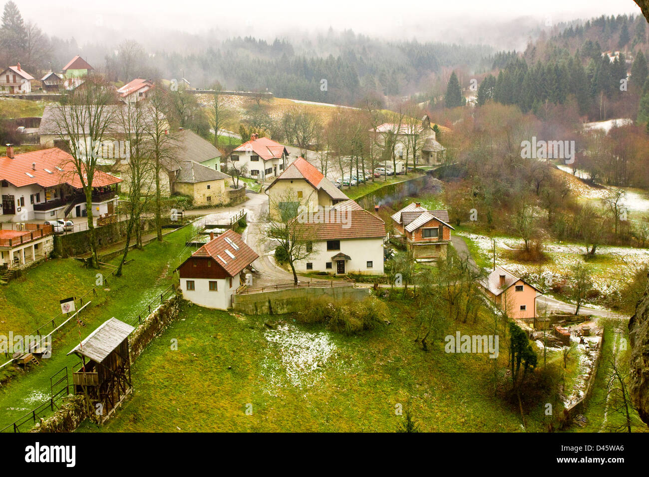 Sehen Sie sich auf typische alte Dorf in Ost-Europa von oben Stockfoto