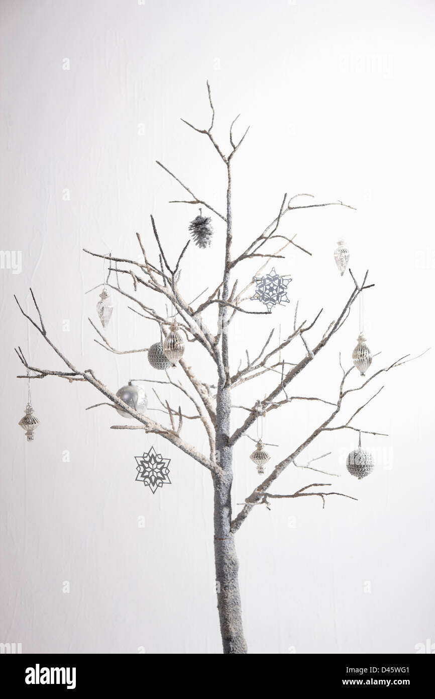 Weihnachtsdekoration auf Winter Baum Stockfoto