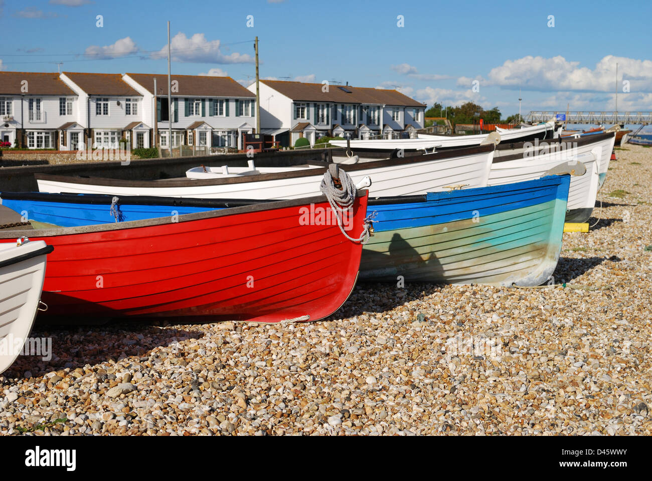 Kiesstrand in Selsey. West Sussex. England. Mit Häusern im Hintergrund und Boote im Vordergrund. Stockfoto